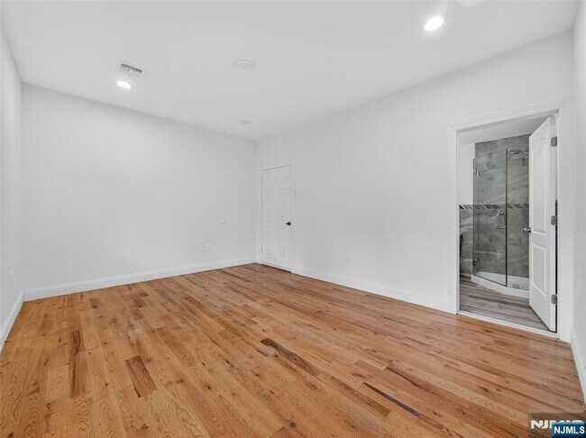 Building Photo - 524 Harrison Ave