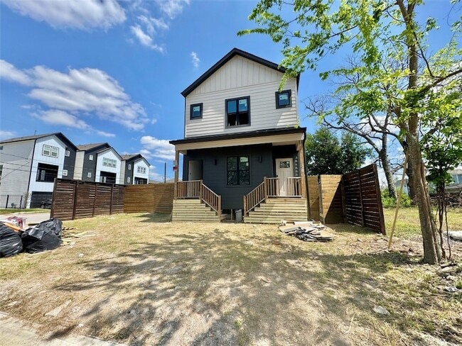 Building Photo - 1002 E 33rd St