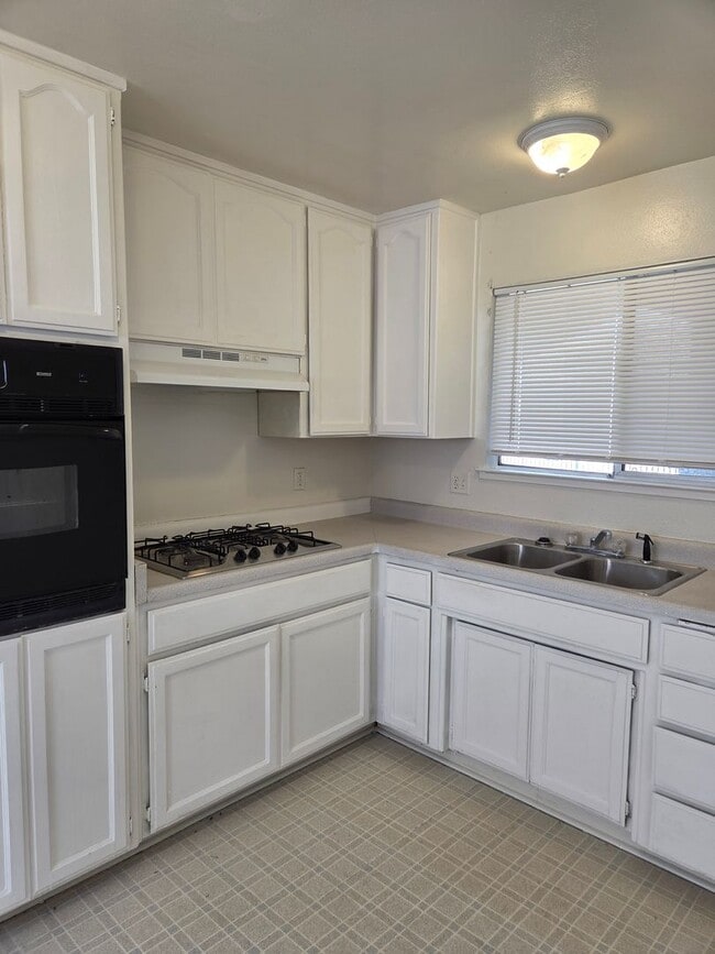 Building Photo - 3 Bedroom 2 Bath Home with Cooler