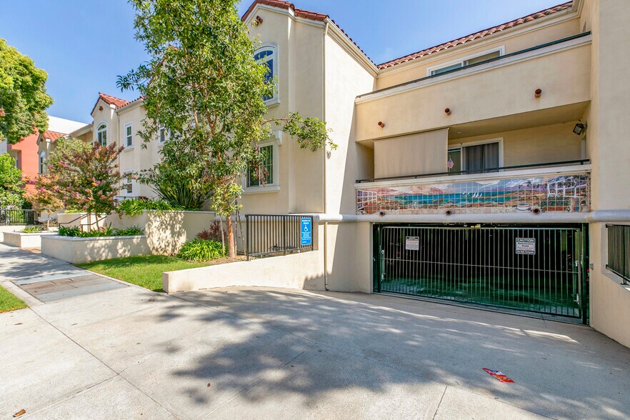 Building Photo - 300 E Providencia Ave