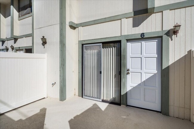 Building Photo - Light Filled Townhome Style Condo with Private Patios and Direct Access