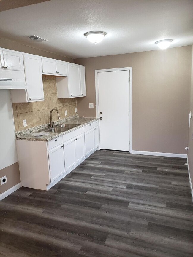 Building Photo - Newly Remodeled 2 bed, 1 bath