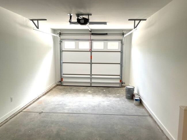 Building Photo - Court Square Town Home Duplex Apartment with Attached Garage