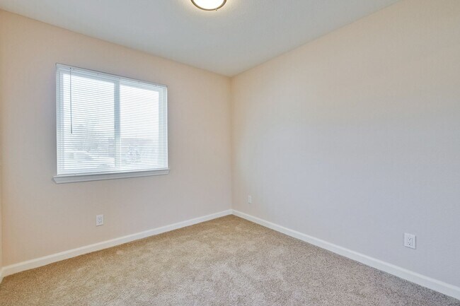 Building Photo - Like New Home. Available Soon!
