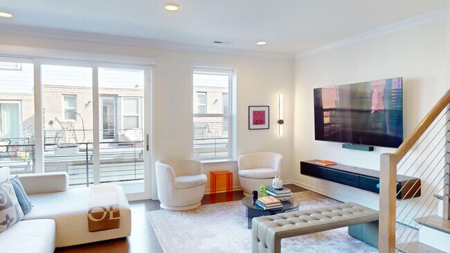 Building Photo - Beautiful Rooftop Terrace Townhome w/ gara...