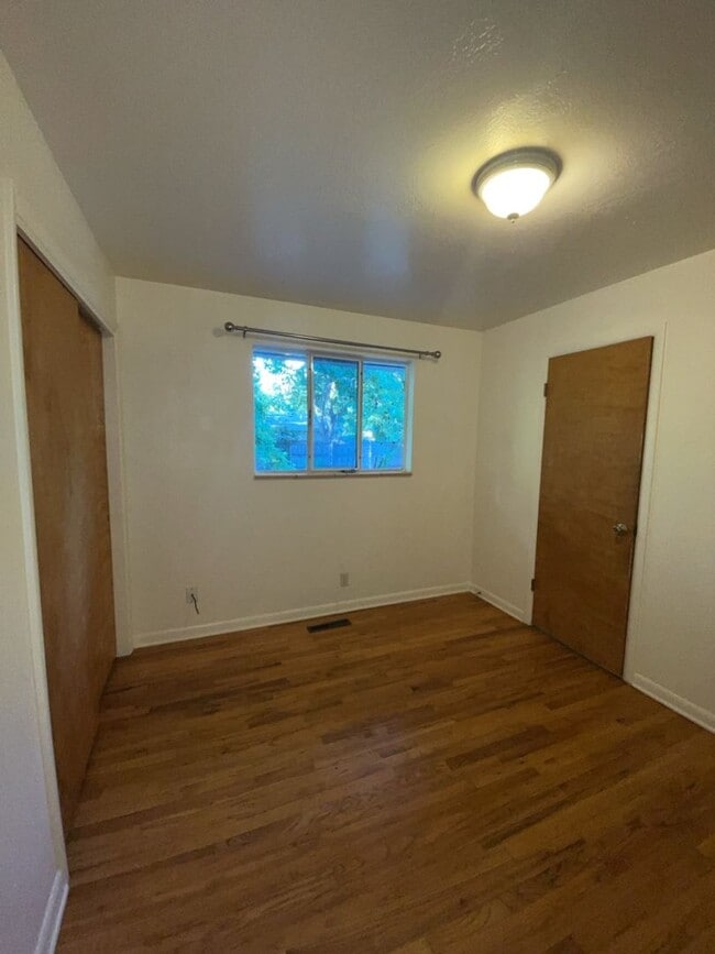 Building Photo - STUDENTS WELCOME! Campus West 5 Bed 2 Bath Ranch w/ Finished Basement