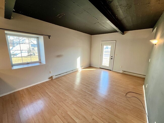 Building Photo - Industrial Style 3 Bedroom Home AVAILABLE JUNE!!!