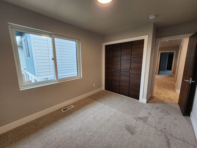 Building Photo - 3 bedroom Townhouse with Pool Access and E...