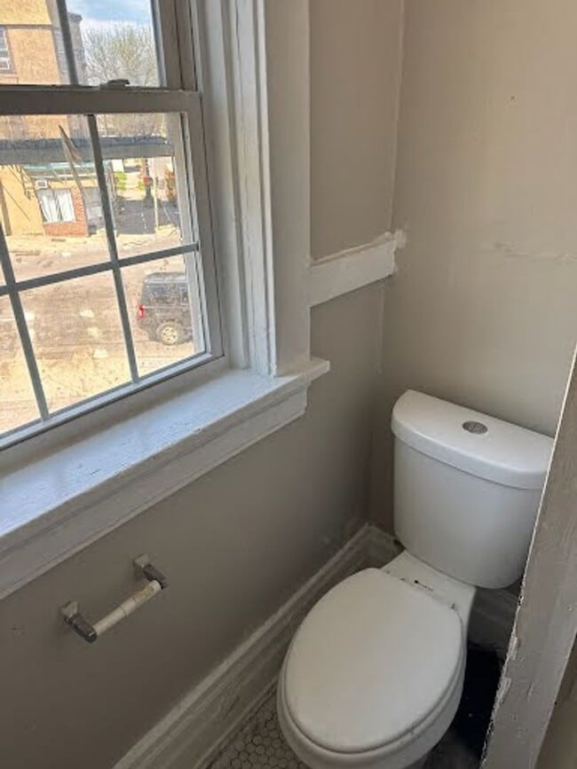 Building Photo - Ready to move in 2 bedroom apartment