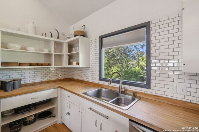 Building Photo - HISTORIC CHARM IN KING WILLIAM