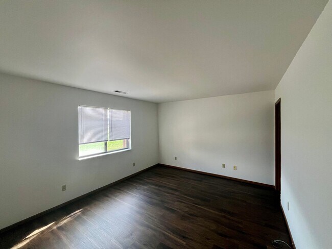 Building Photo - 2 Bed | 1.5 Bath | Townhouse