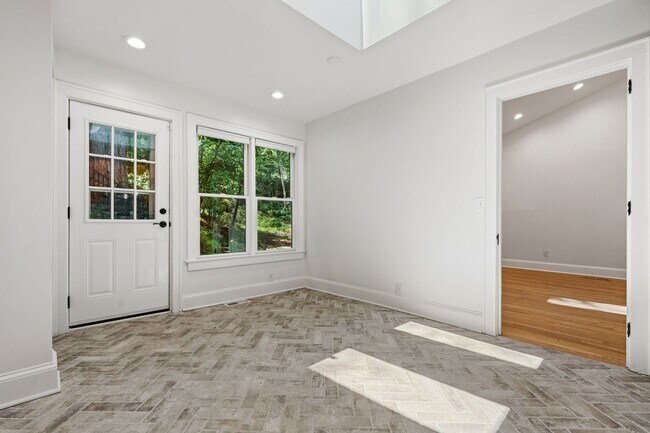 Building Photo - 126 Weaver Rd