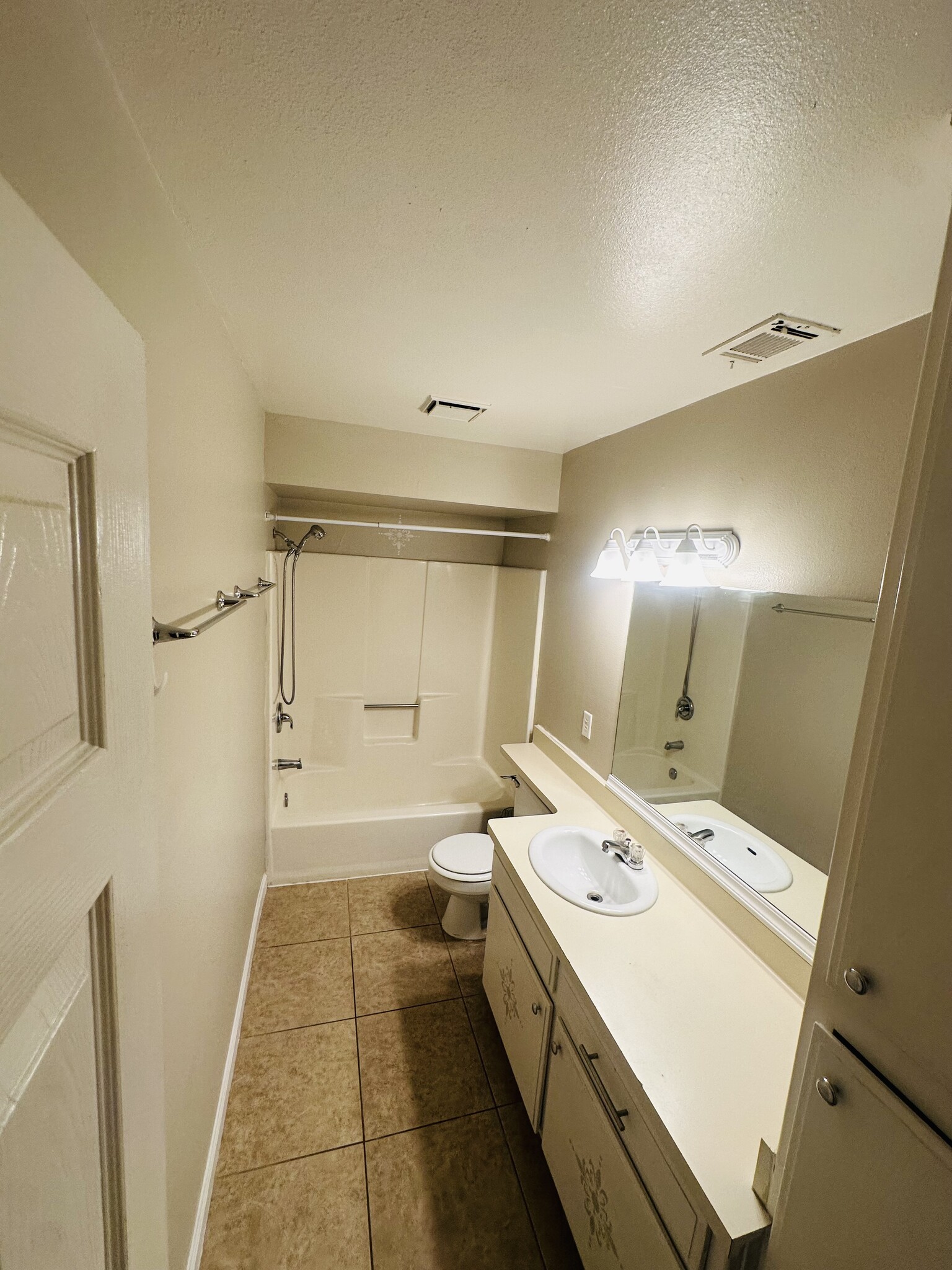 first bathroom in hallway - 6005 Hill Dale Ct