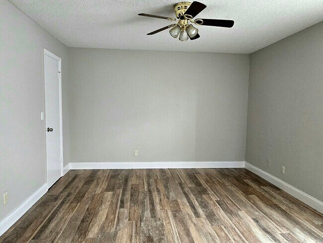 Building Photo - 4630 Commander Dr