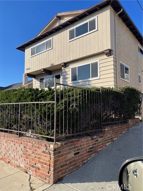 Building Photo - 1028 W 8th St