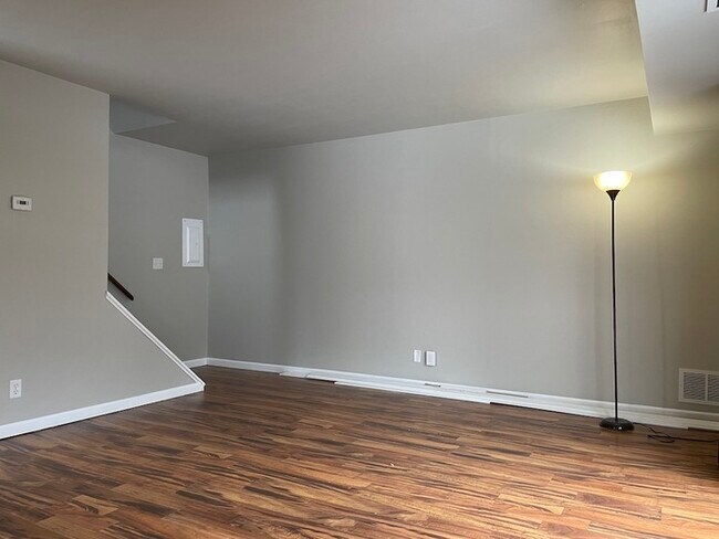 Building Photo - Large 1 bedroom condo Kenbrooke Court!