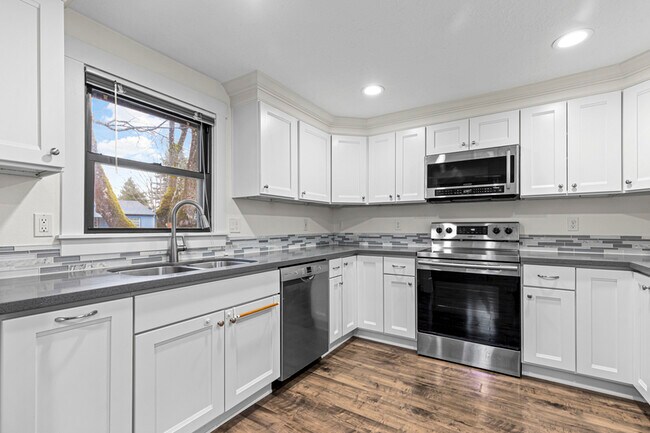 Building Photo - 18605 NE Everett Ct