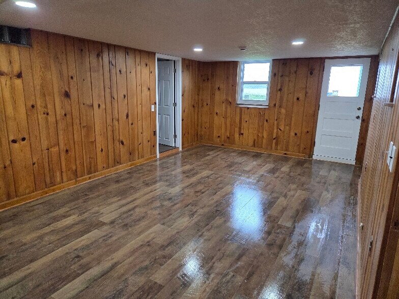 Building Photo - 3311 Interlachen Dr NE