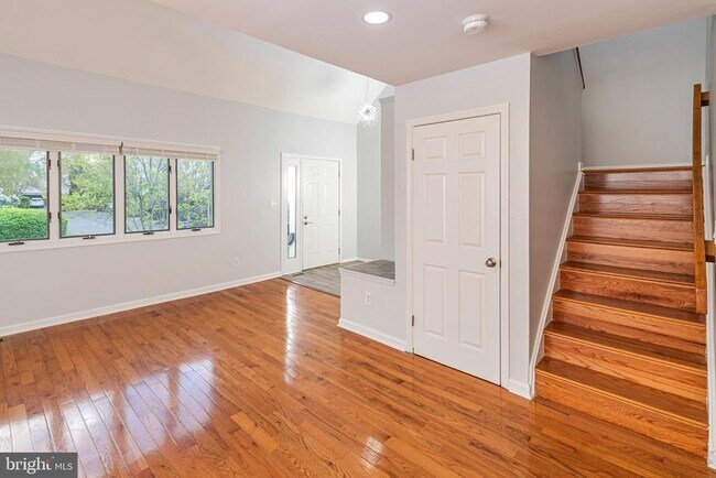 Building Photo - 7 Exeter Ct