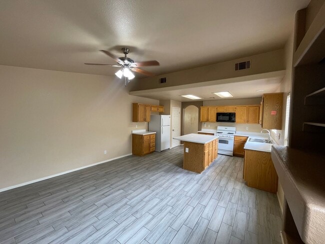 Building Photo - CHARMING 3BD/2BA HOME NEAR ELKHORN