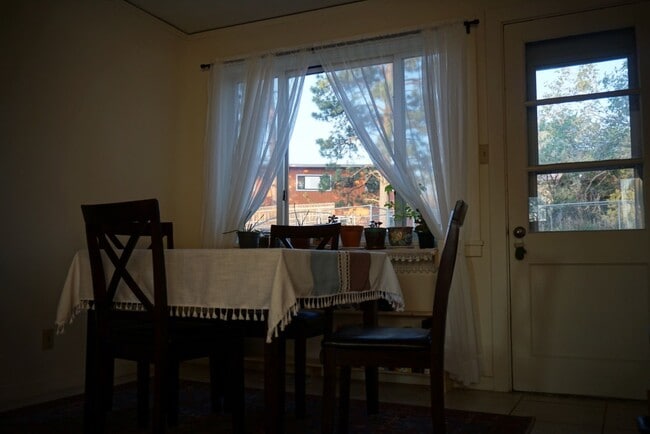 Building Photo - Turnkey Furnished 3BR/1BA Townhouse