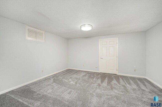 Building Photo - 2412 S Sheffield Cir