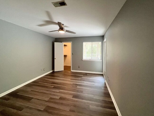 Building Photo - Freshly Updated Condo!
