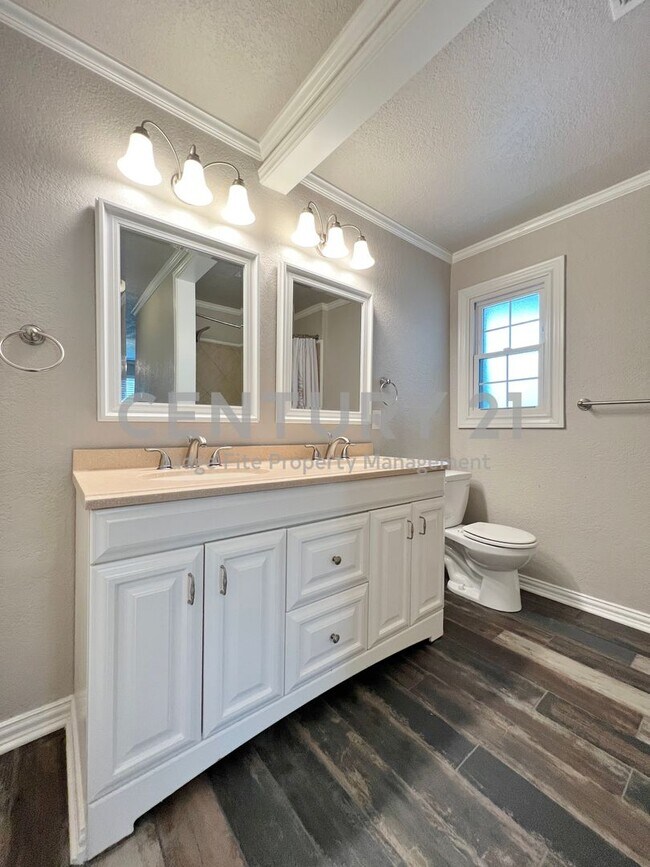 Building Photo - Tastefully updated 3/2/2 in Benbrook For Rent!