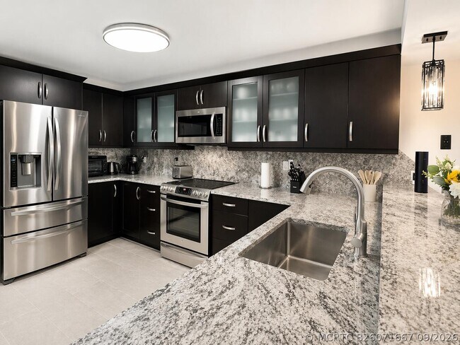 Building Photo - 13 Royal Palm Way