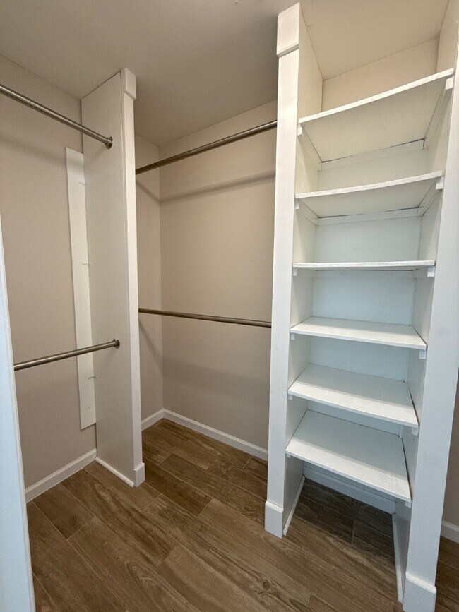 Building Photo - "Charming 4-Bed Oasis with Granite Finishe...