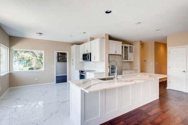 Building Photo - 400 Canyon Rim Dr