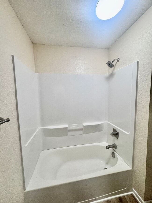 Building Photo - Newly Renovated Woodway Home