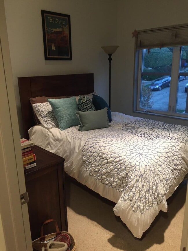 Building Photo - 2Bd/1Ba Seattle Home