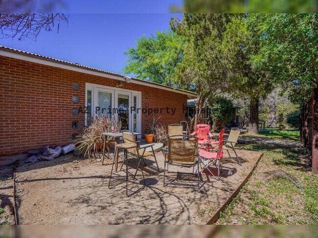 Building Photo - 351 E Encanto Dr