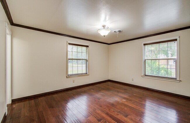 Building Photo - 1722 Front St