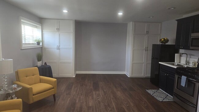 open concept - 6024 S Mansfield Ave