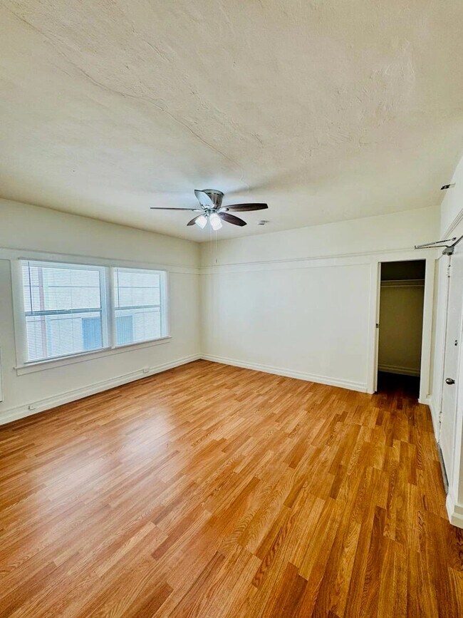 Interior Photo - 984 S. Oxford Avenue,