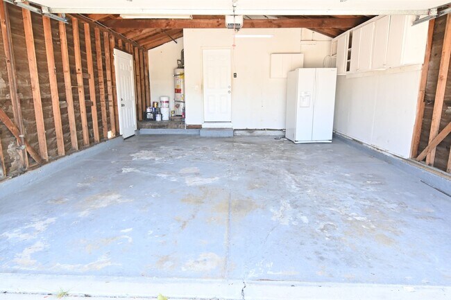 Building Photo - 5659 Lathrop Dr