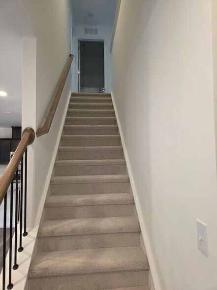 Building Photo - 528 Venetian Dr