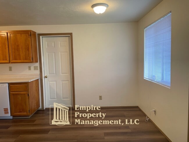 Building Photo - 3819 Dove Ln