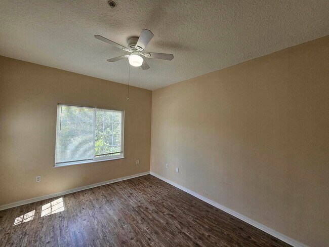 Building Photo - 605 Fairway Dr