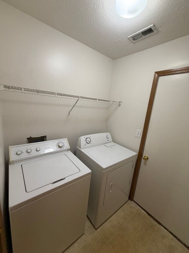 Building Photo - Duplex on Southside. 2bed/2bath with 2 car garage & privacy fence.
