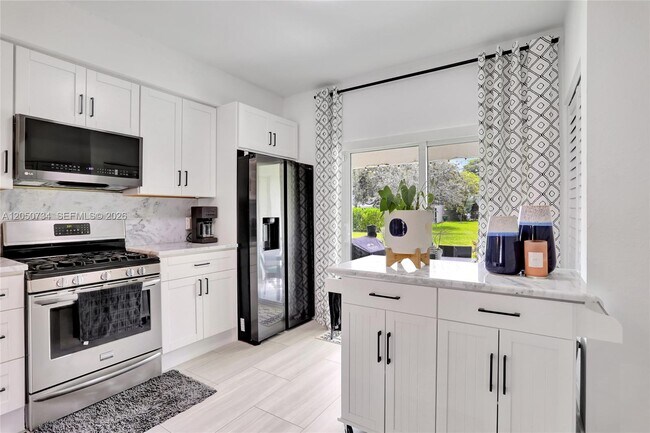 Building Photo - 7921 Sanibel Dr