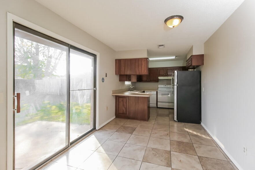 Building Photo - 1808 SE 13th St