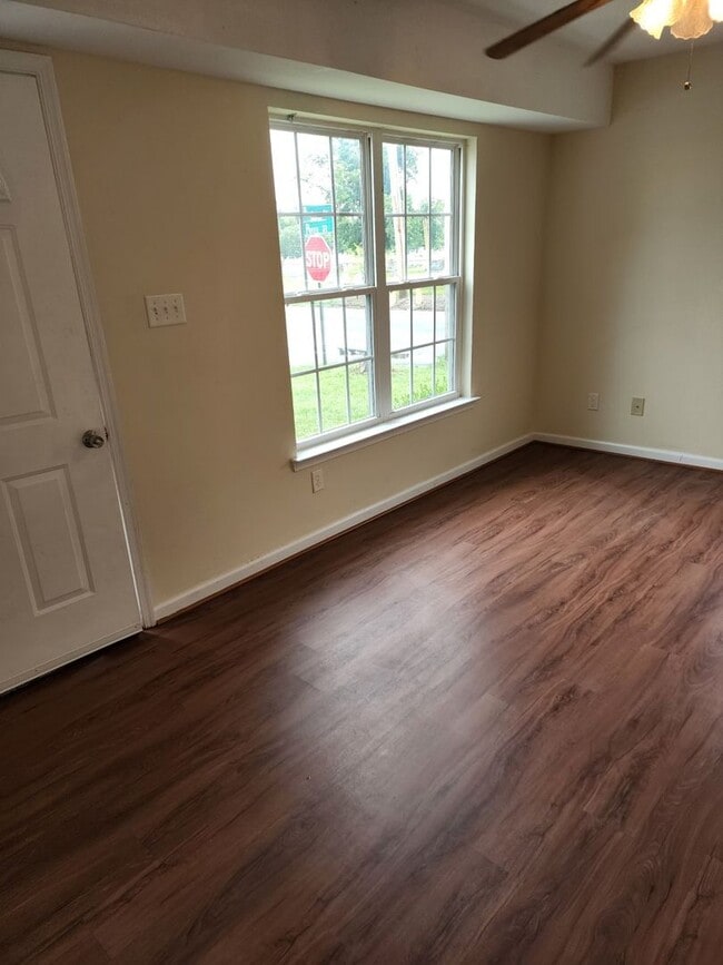 Building Photo - Spacious 2 Story home in Town - Apply Now ...