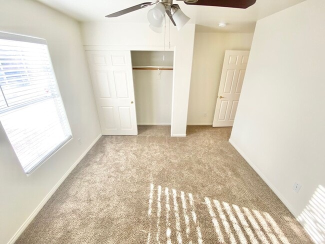 Building Photo - GORGEOUS 3 BEDROOM / 2 FULL BATH SINGLE FAMILY HOME , WITH 2 CAR GARAGE