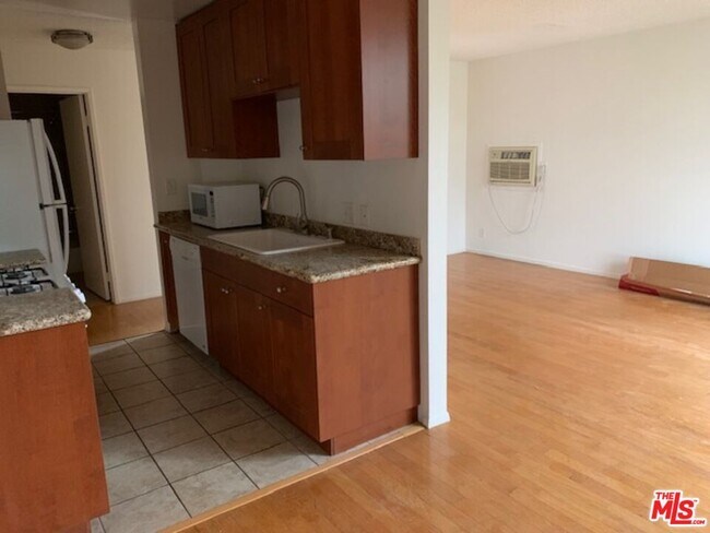 Building Photo - 922 N Hudson Ave