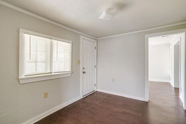 Building Photo - Large 4 Bed, 2 Bath in the heart of Histor...