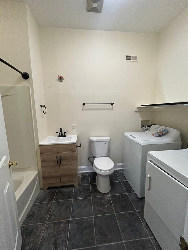 Building Photo - 423 Righter St