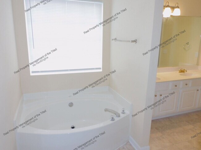 Building Photo - 3096 Canterbury Park Dr